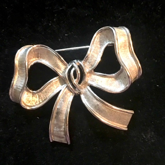 Vintage Trifari Bow 1950 - Picture 1 of 3